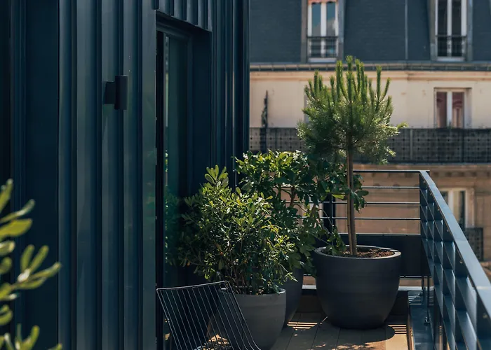 Wallace Paris, A Member Of Design